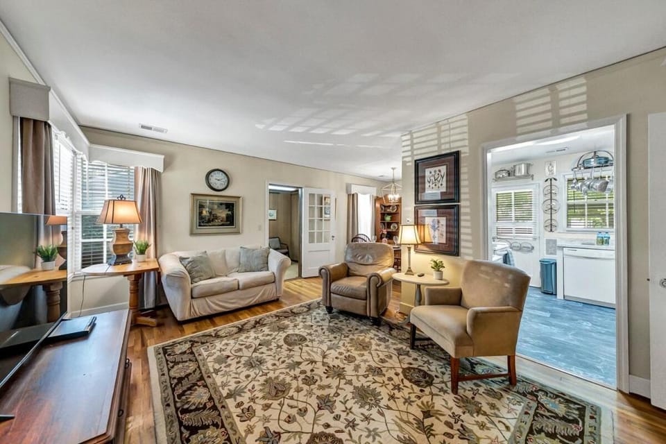 Charming 2BR - Antique Cottage House in West Columbia