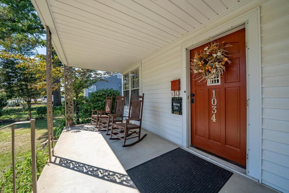 Charming 2BR - Antique Cottage House in West Columbia