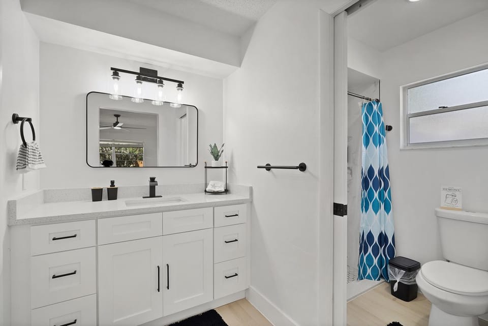 Toilet, towels