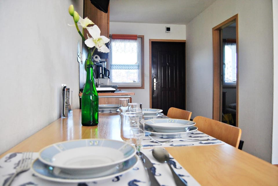 Kitchen or kitchenette, Dining area