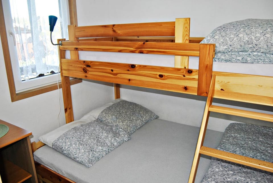 Bedroom, bunk bed