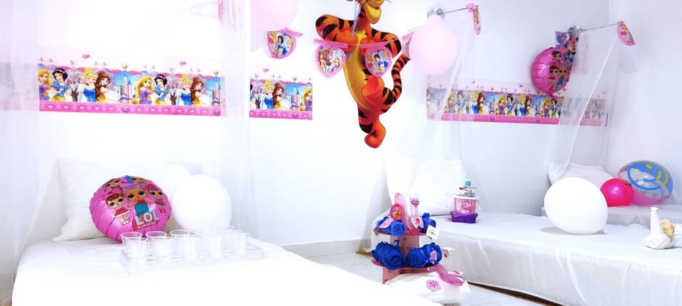 Bed, Photo of the whole room, Decorative detail, Bedroom