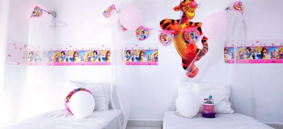 Bed, Photo of the whole room, Decorative detail, Bedroom