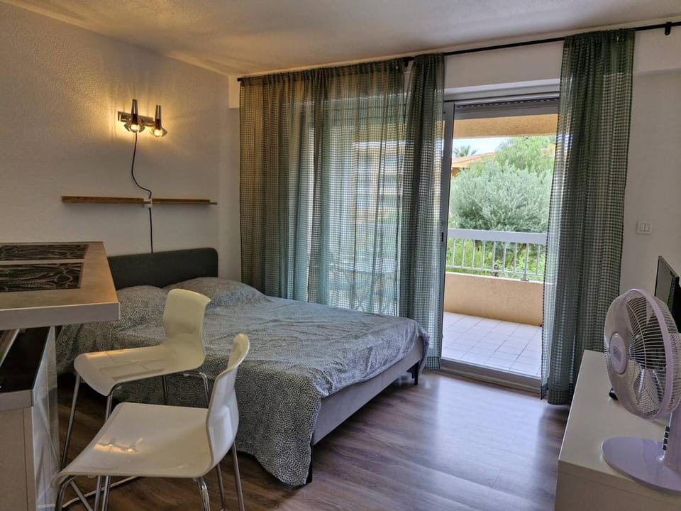 Studio rénové avec terrasse et parking au Lavandou - FR-1-251-871 Apartment in Le Lavandou