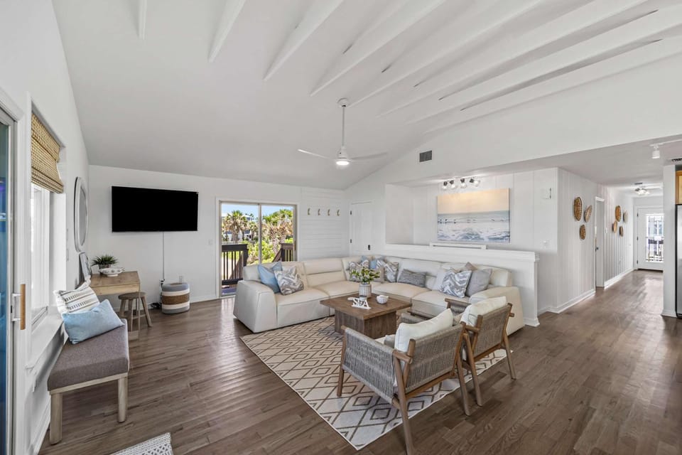 Oceanfront Steps to Sand Deck & Pets Welcome House in Palm Coast
