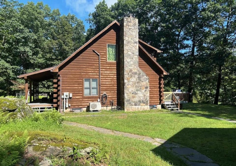 Delaware River Poconos Riverfront Masthope House in Pennsylvania