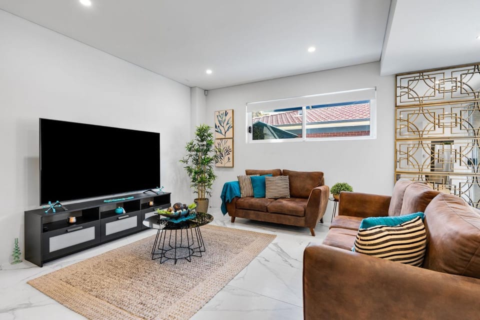 Spacious Lidcombe Lux mins to Sydney Olympic Park House in Lidcombe