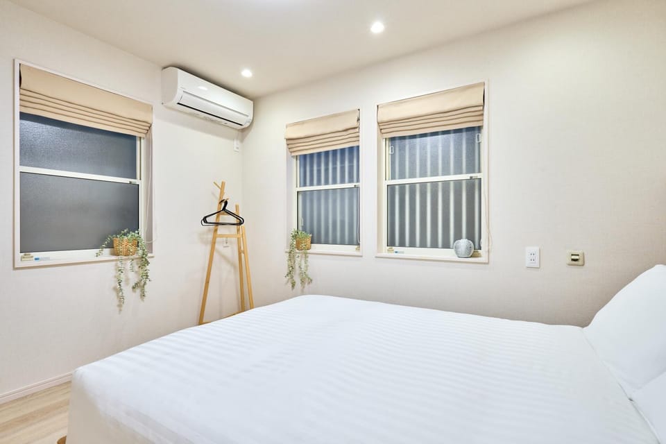 Bed, Photo of the whole room, Bedroom, air conditioner
