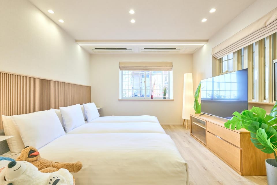 Bed, TV and multimedia, Living room, Photo of the whole room, Seating area, Bedroom