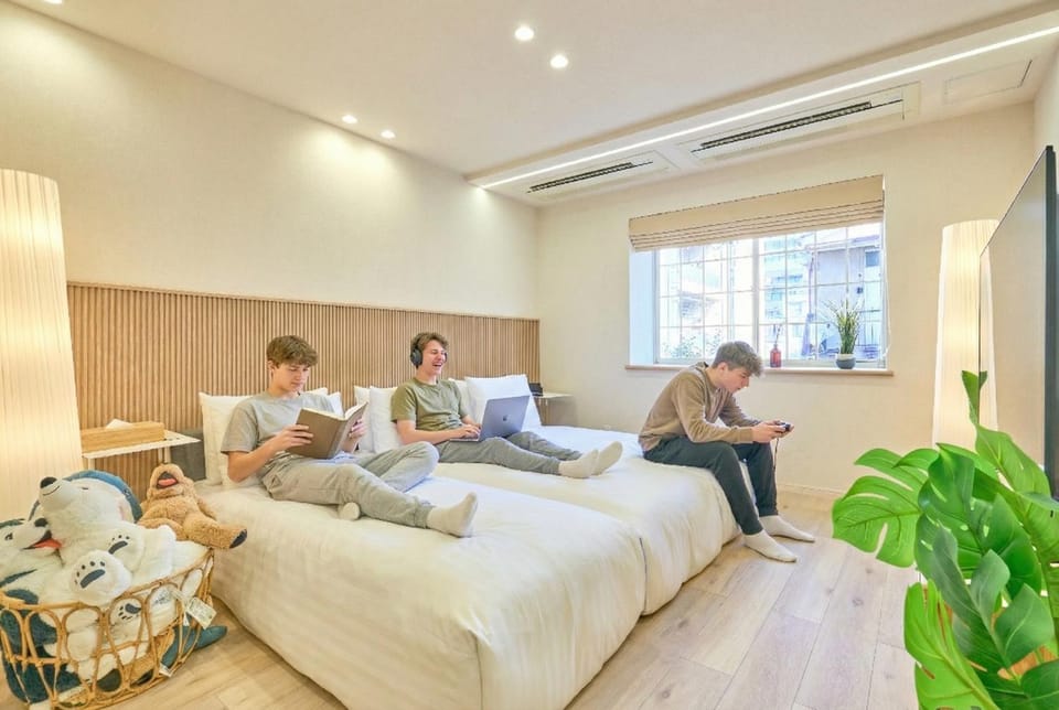 Bed, People, Photo of the whole room, Bedroom, group of guests