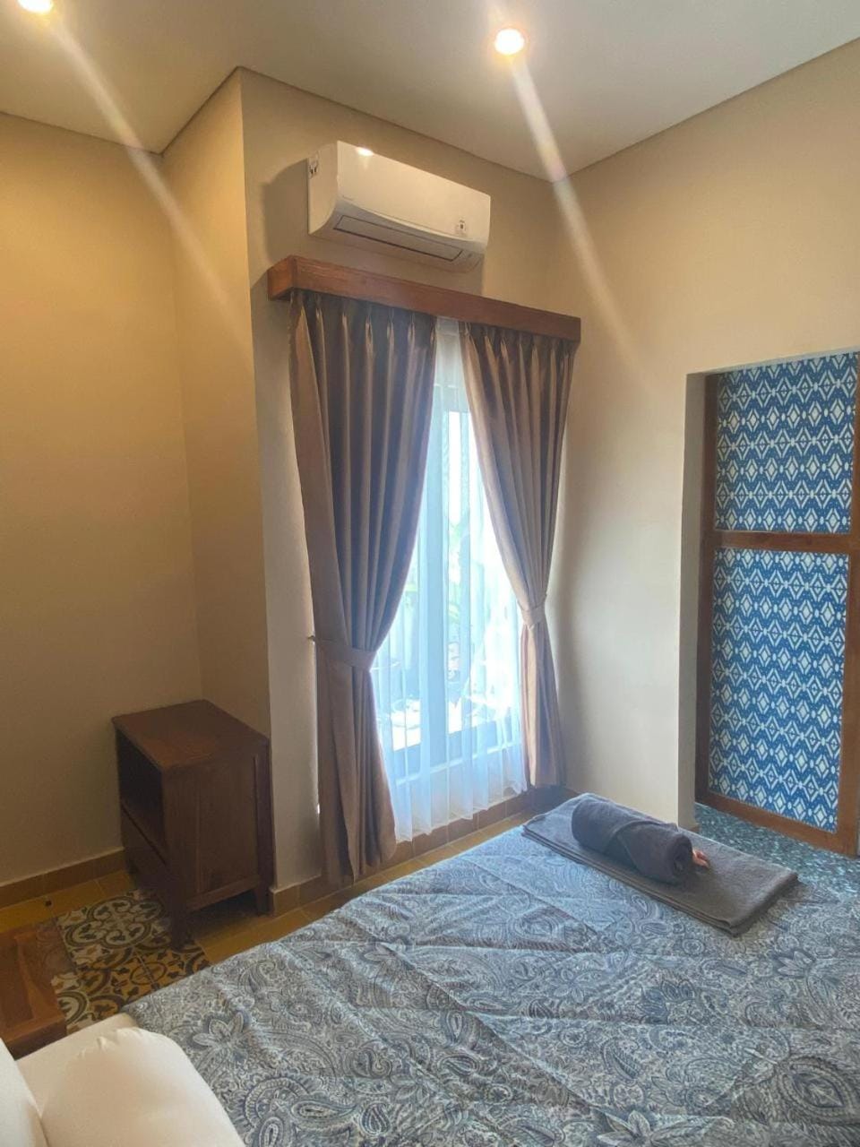 Photo of the whole room, Bedroom, air conditioner