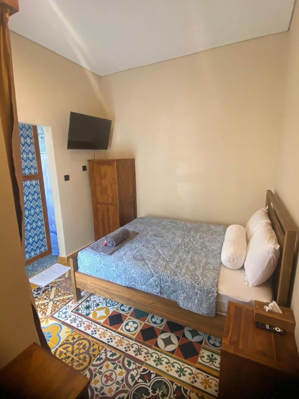 Photo of the whole room, Bedroom