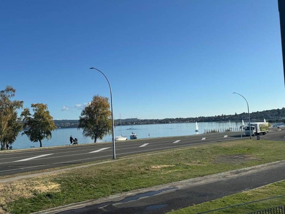 Lakefront Two Mile Bay Apartment in Taupo