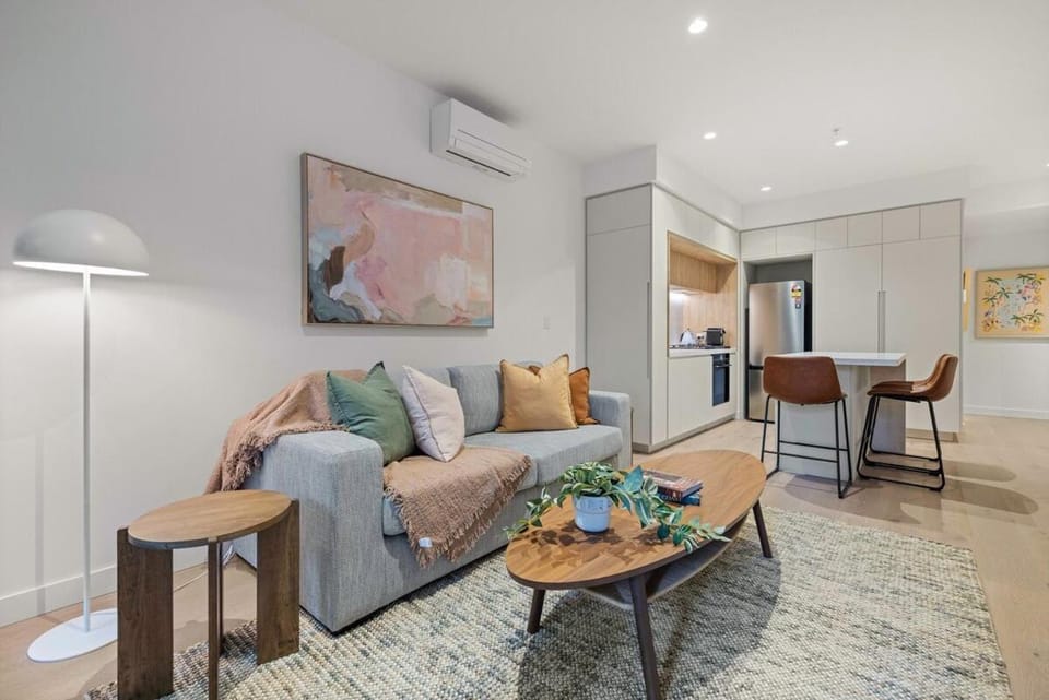 Luxe Executive Suite with Study and Oversize Deck Apartment in Melbourne