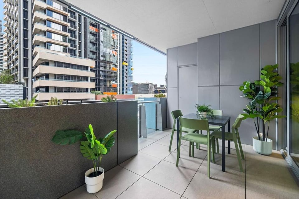 Luxe Executive Suite with Study and Oversize Deck Apartment in Melbourne