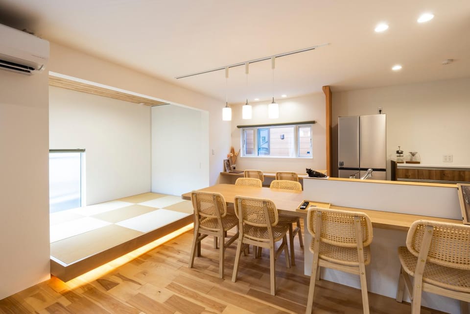 Photo of the whole room, Dining area
