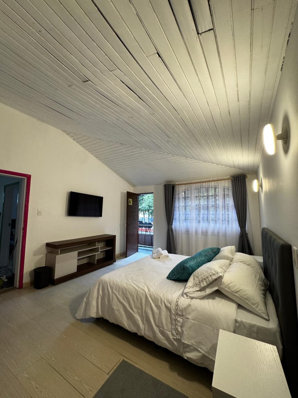 Bed, TV and multimedia, Photo of the whole room, Bedroom