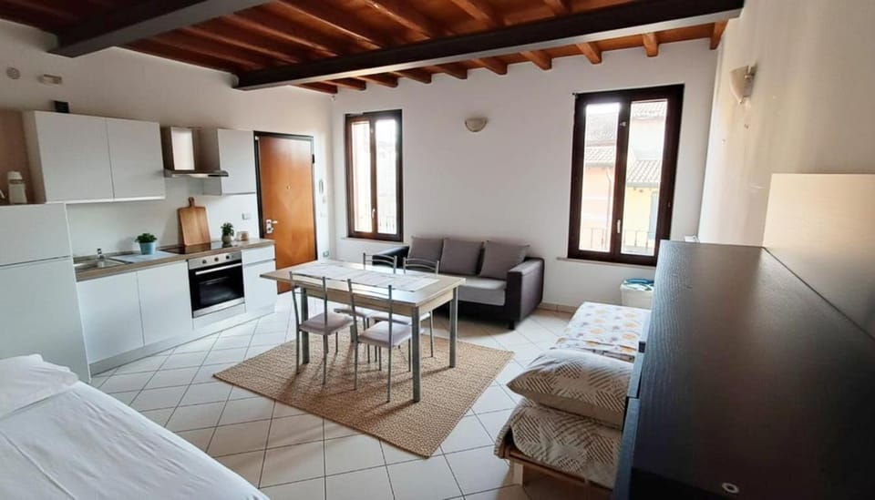 Kitchen or kitchenette, Seating area, Dining area, Bedroom, stove