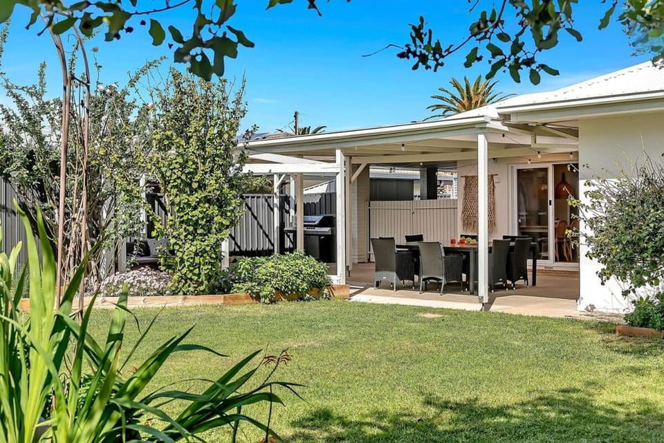 Daisy's Beachside Cottage-Picnic Garden & Games House in Adelaide