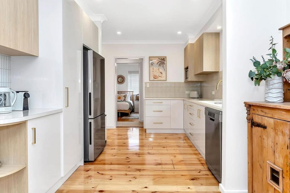 Daisy's Beachside Cottage-Picnic Garden & Games House in Adelaide