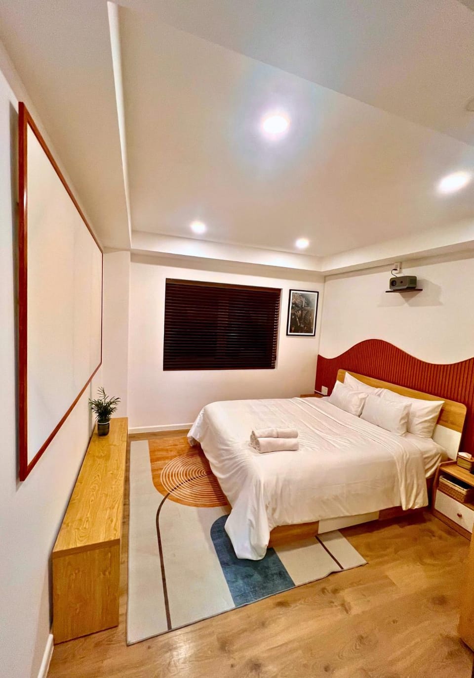 Bed, TV and multimedia, Photo of the whole room, Bedroom