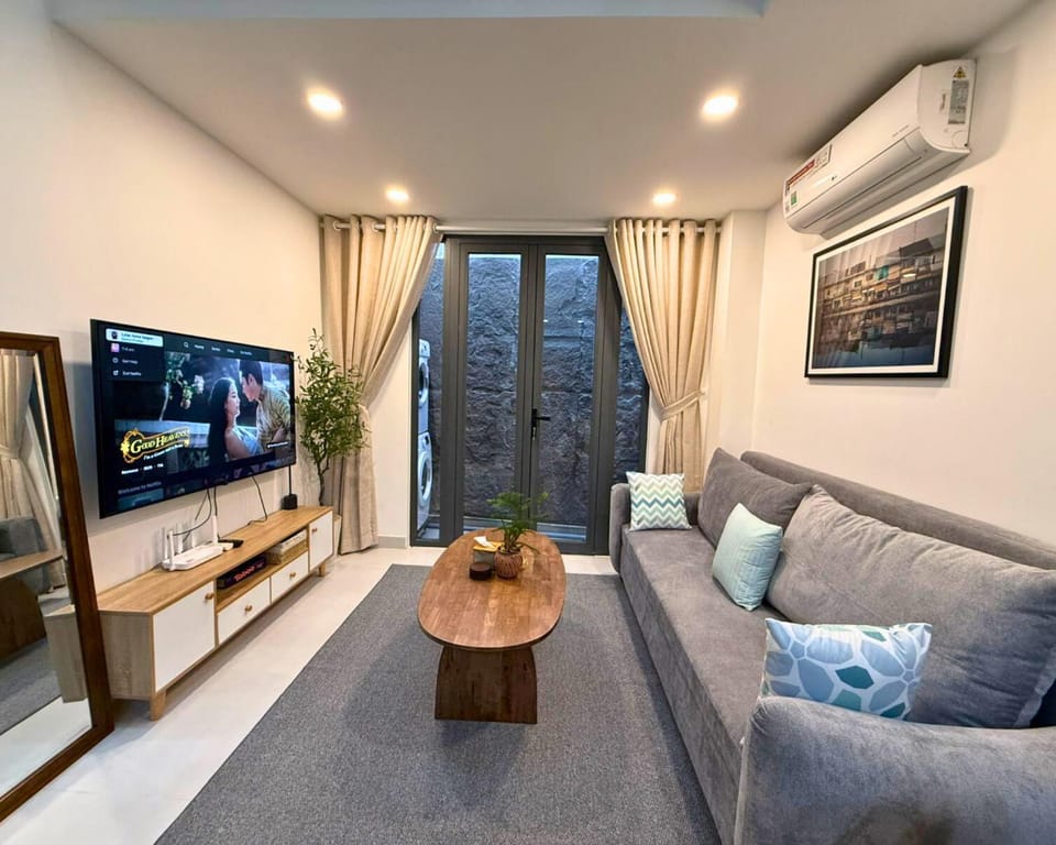 Communal lounge/ TV room, TV and multimedia, Living room, Seating area, Evening entertainment, air conditioner