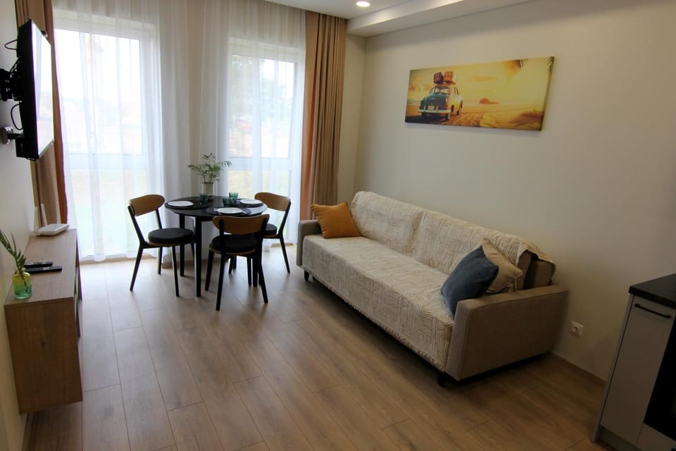 TV and multimedia, Living room, Seating area, Dining area