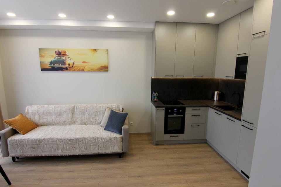 Coffee/tea facilities, Kitchen or kitchenette, Living room, Seating area, minibar, oven, stove