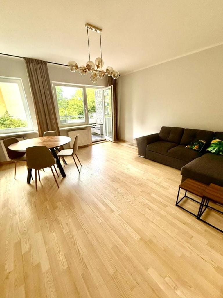 Friends & Family KEN Apartment 80m2, metro Stoklosy Apartment in Warsaw