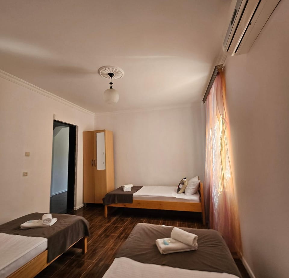 Photo of the whole room, Bedroom, wardrobe