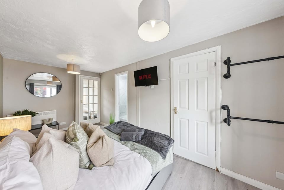 Bed, TV and multimedia, Photo of the whole room, Bedroom