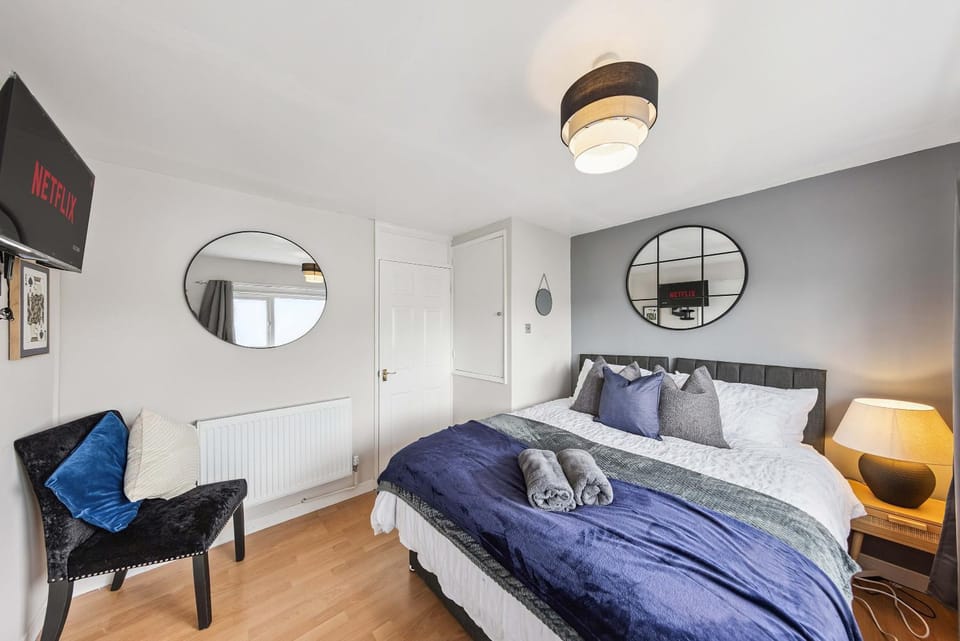 Bed, TV and multimedia, Photo of the whole room, Bedroom, towels