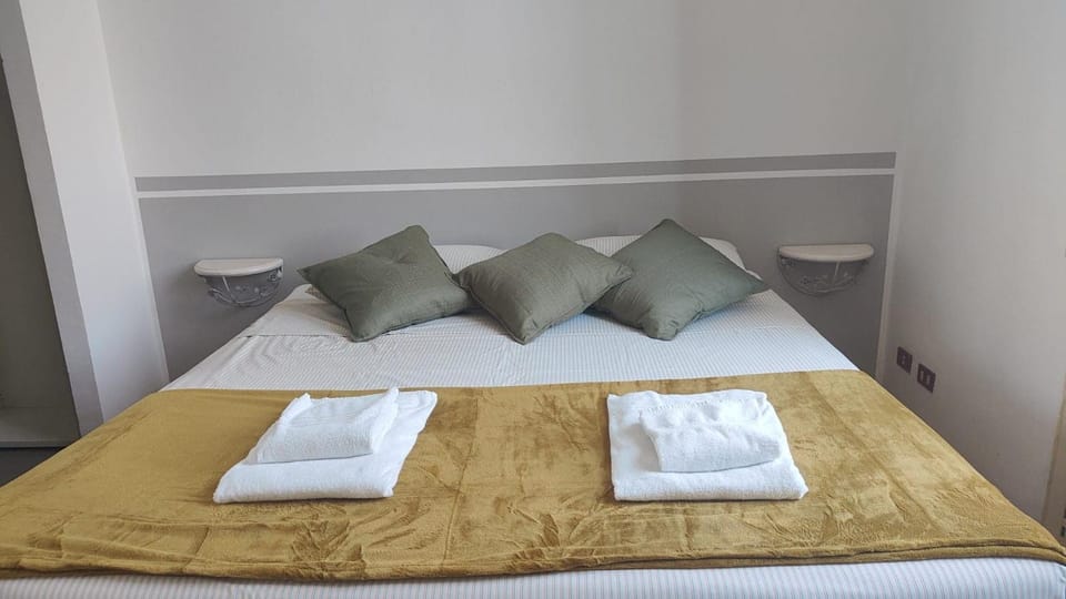 Bed, towels