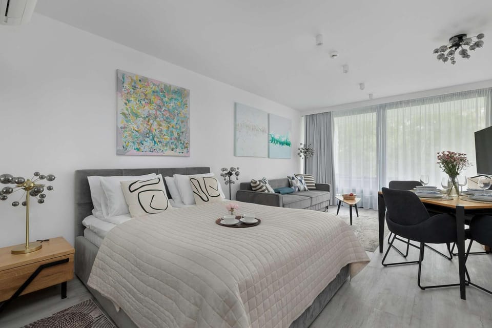 Bed, TV and multimedia, Living room, Photo of the whole room, Seating area, Bedroom