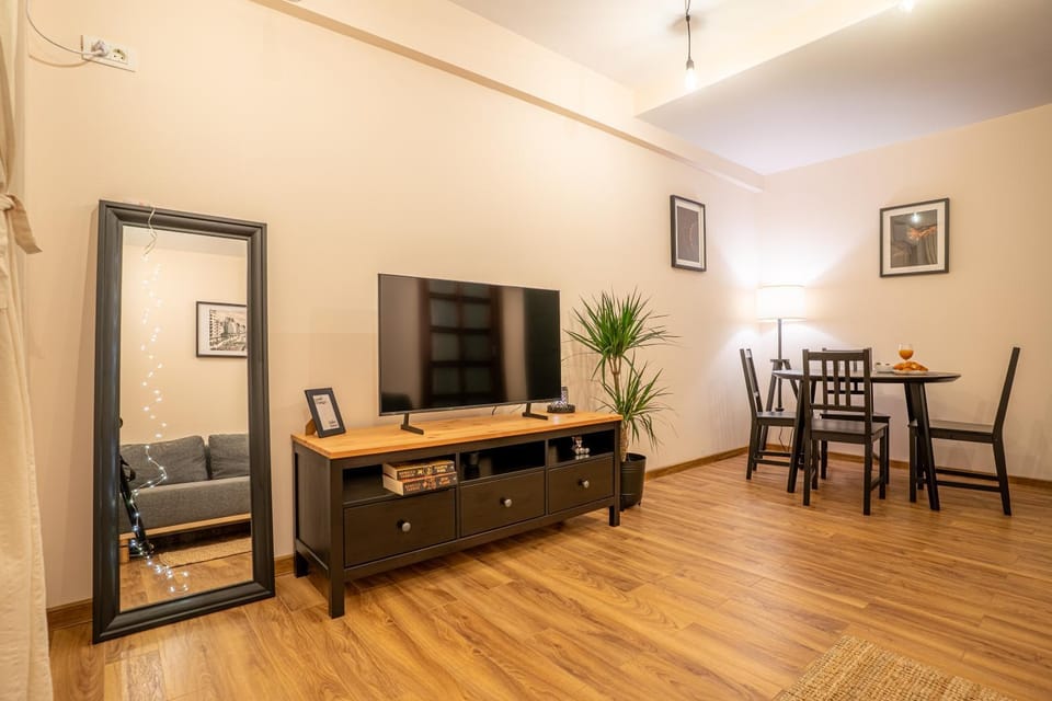 Communal lounge/ TV room, TV and multimedia, Living room, Seating area, Dining area, Evening entertainment