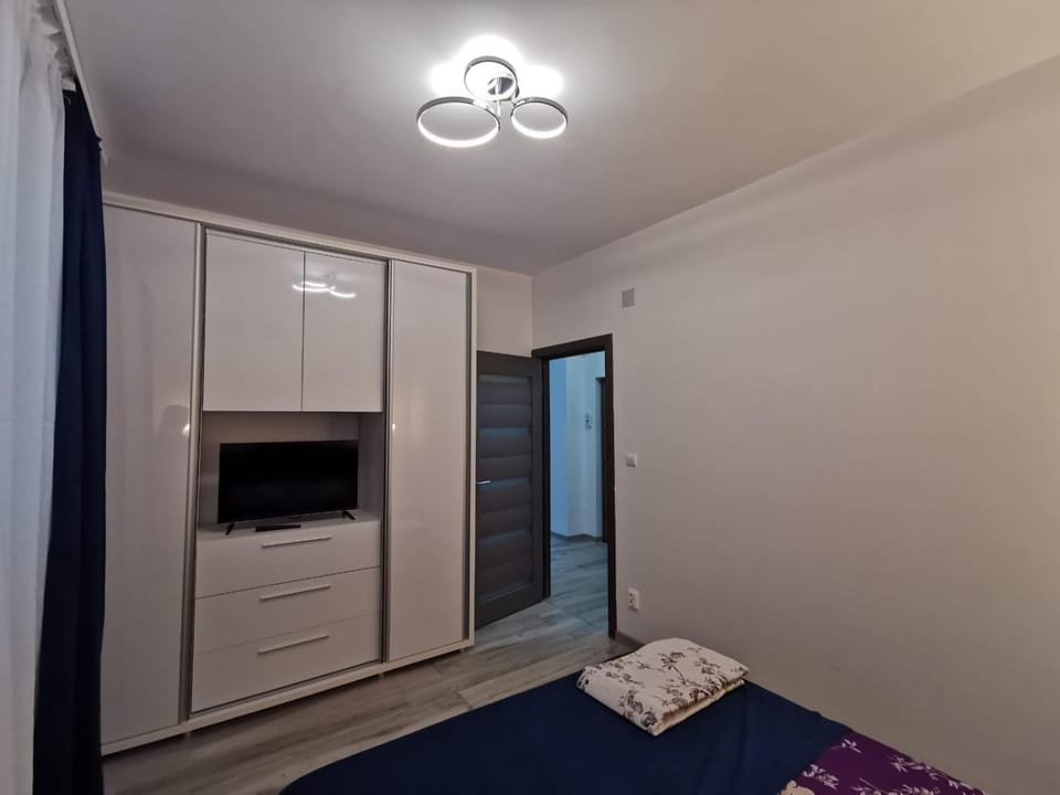 Bed, TV and multimedia, Bedroom, wardrobe