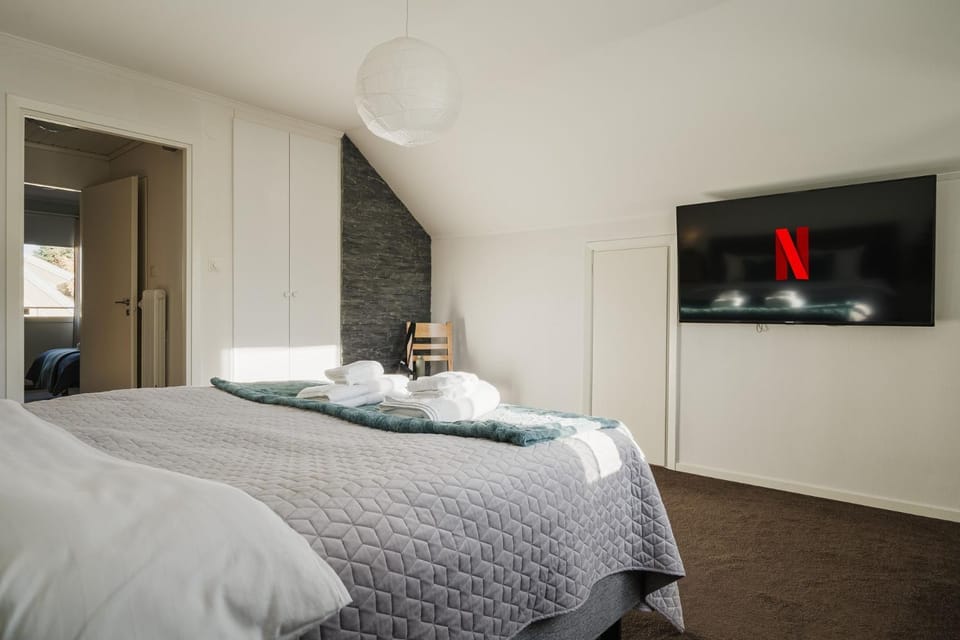 Bed, Evening entertainment, Bedroom