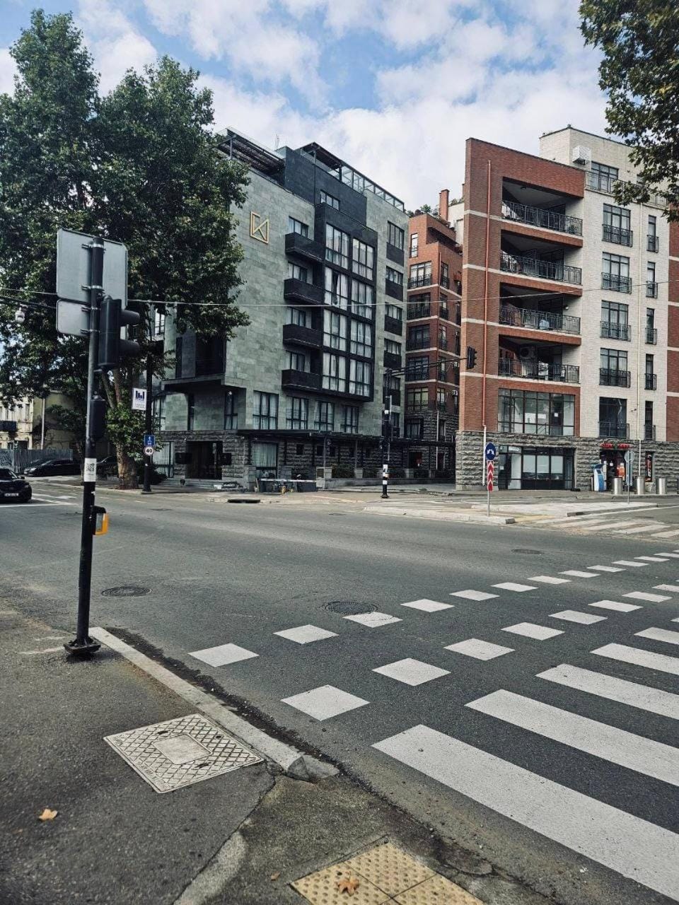 Property building, Day, Neighbourhood, Location, Parking