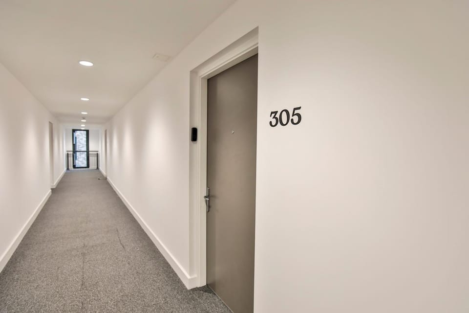 Modern 2 Bed, 2 Bath Apt with Ensuite By Avalora Short Lets & Serviced Accommodation Salford, Near Tram Central Manchester, Train station, Parking Apartment in Salford