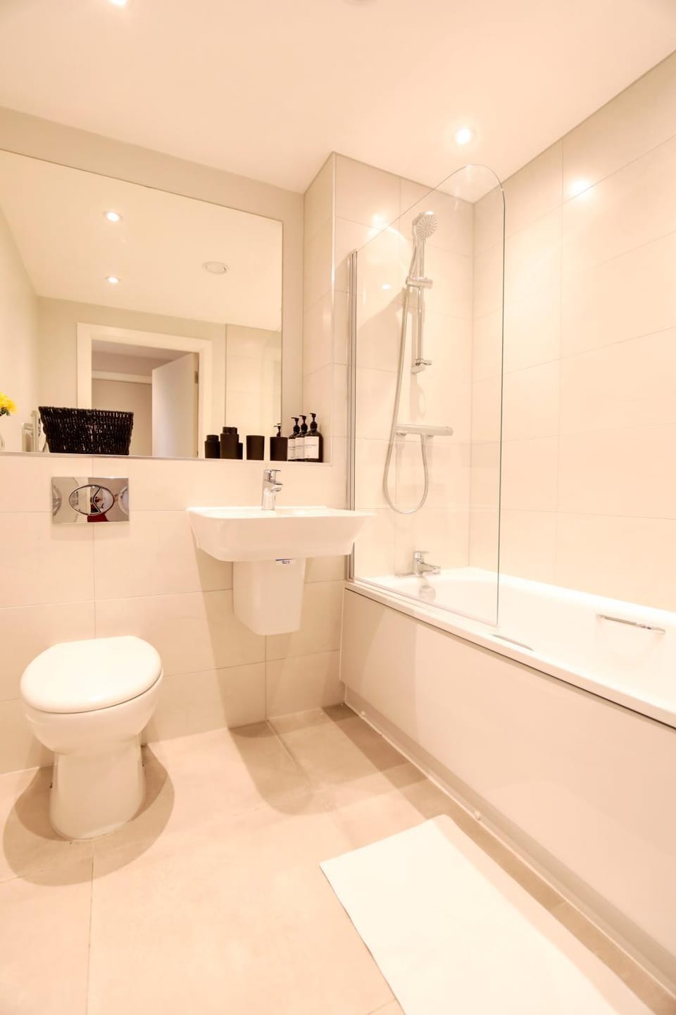 Modern 2 Bed, 2 Bath Apt with Ensuite By Avalora Short Lets & Serviced Accommodation Salford, Near Tram Central Manchester, Train station, Parking Apartment in Salford