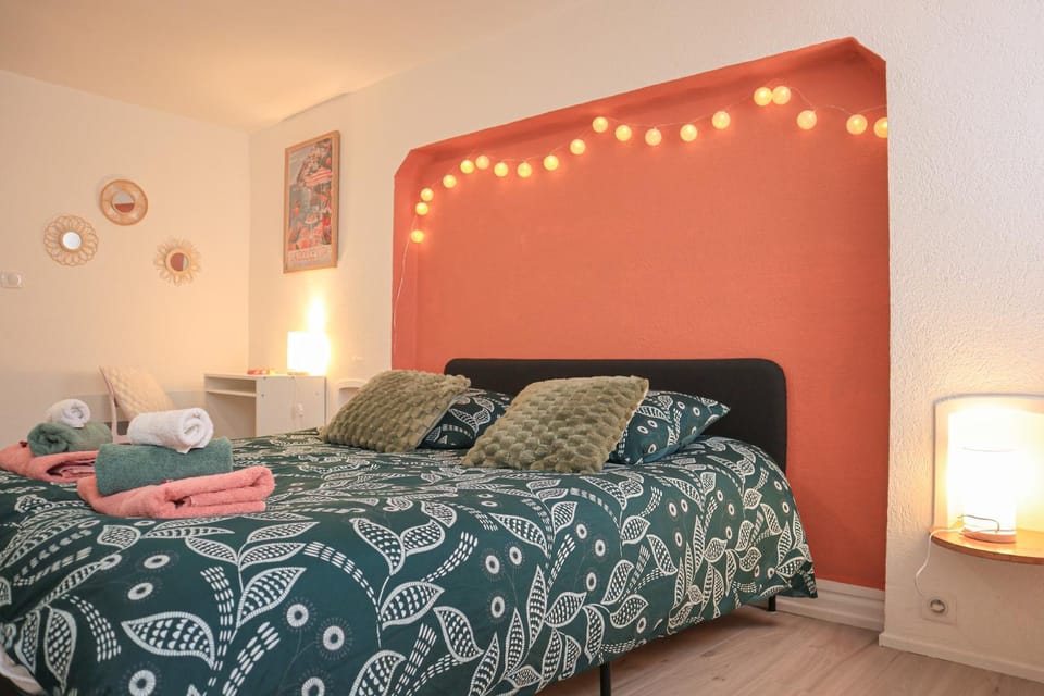 Bed, Bedroom, towels