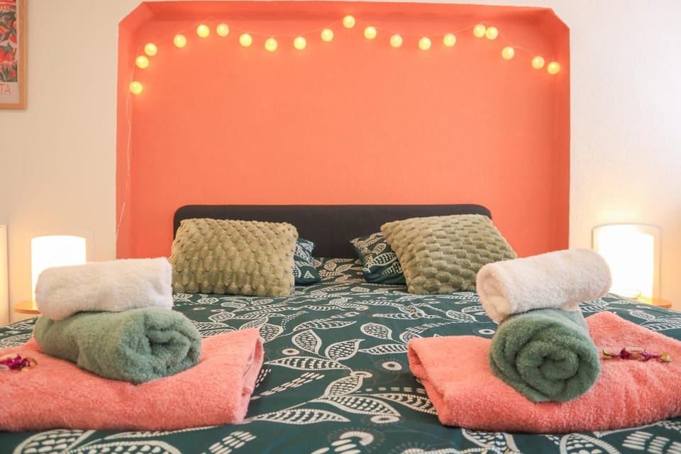 Bed, Bedroom, towels