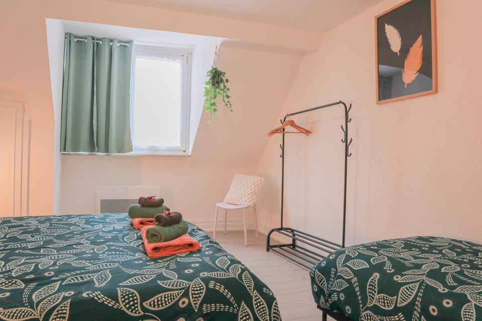 Bed, Photo of the whole room, Bedroom, storage, towels