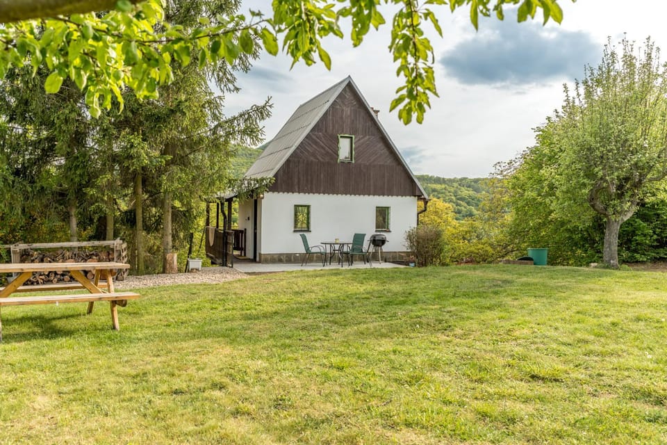Chata obklopena přírodou House in Czechia