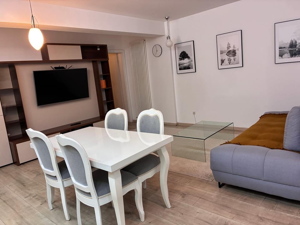 Communal lounge/ TV room, Seating area, Dining area