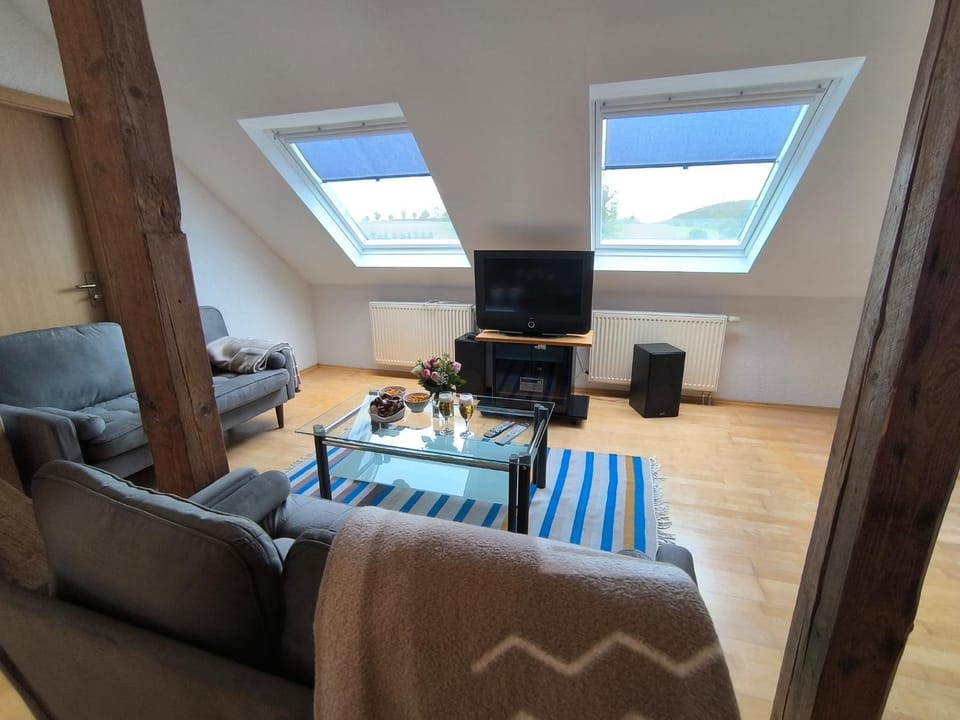 TV and multimedia, Living room, Seating area, Evening entertainment