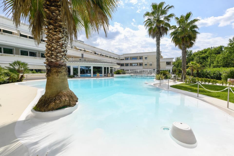 Property building, Spring, Day, Garden, Garden view, Pool view, Swimming pool, sunbed
