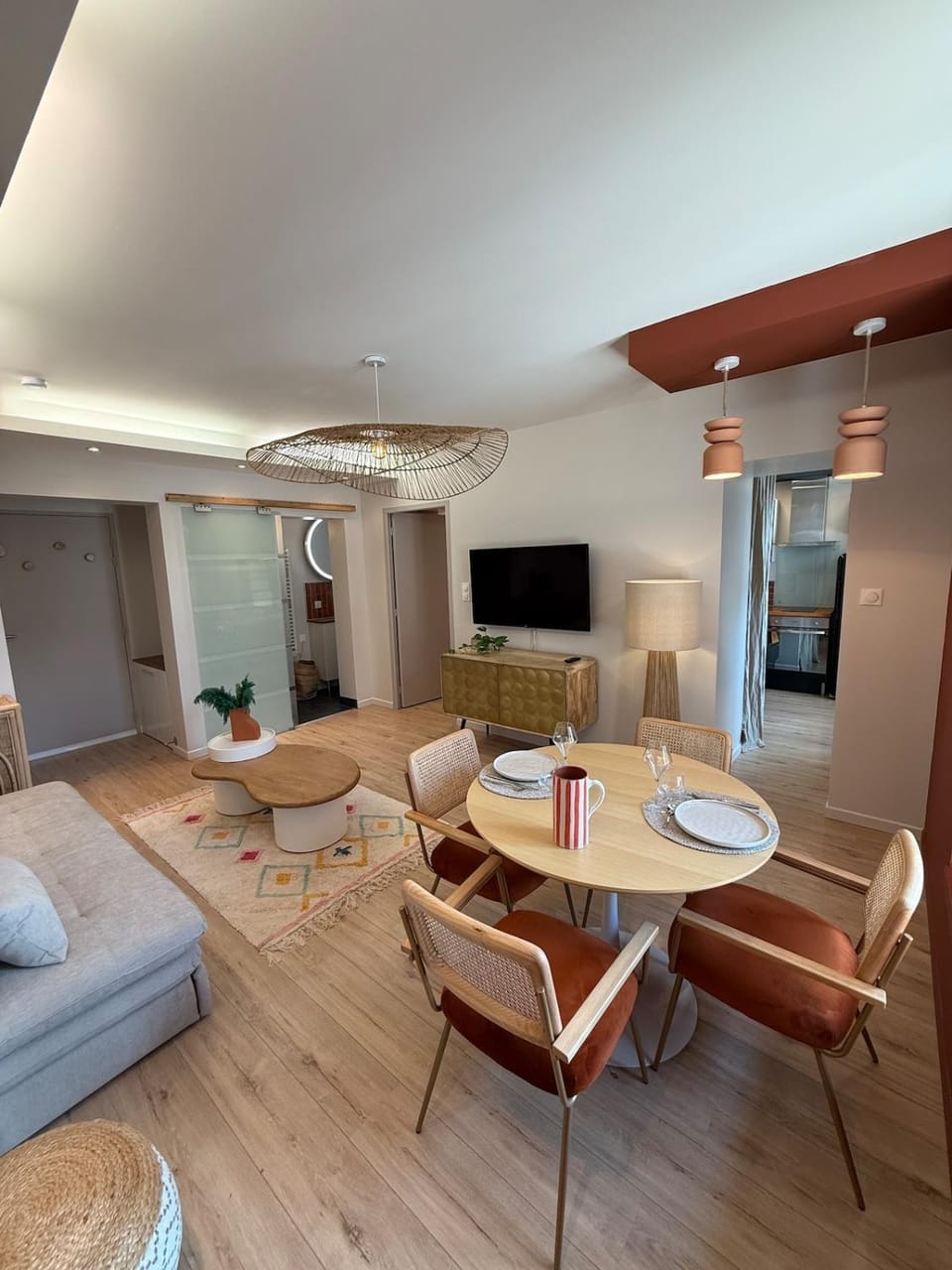 TV and multimedia, Living room, Dining area