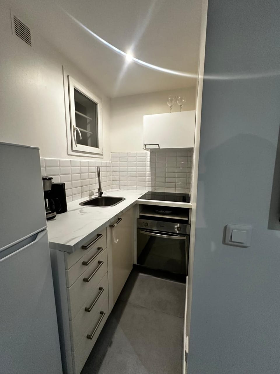 Kitchen or kitchenette, minibar, oven, stove