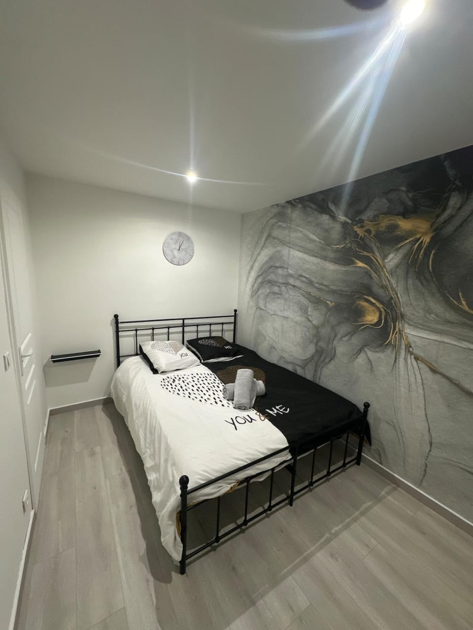 Bed, Photo of the whole room, Bedroom, towels
